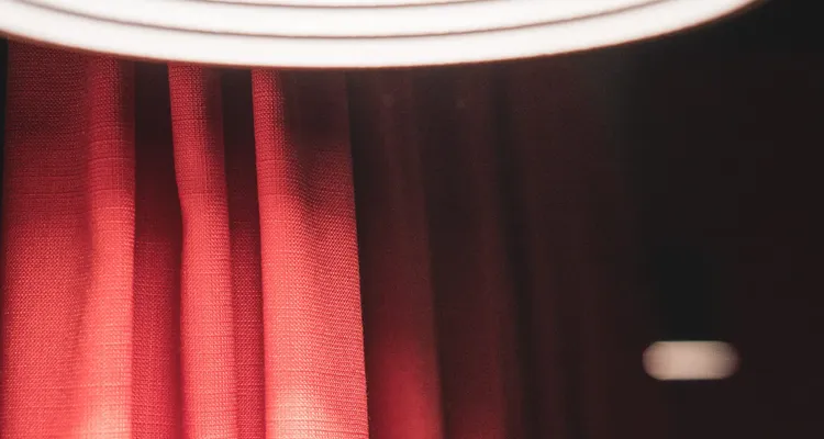 Lampe im großen Saal des Studio Kinos